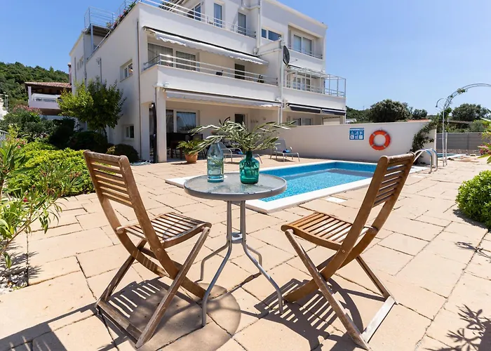 Sunnyhill Apartments With Private And Shared Pool