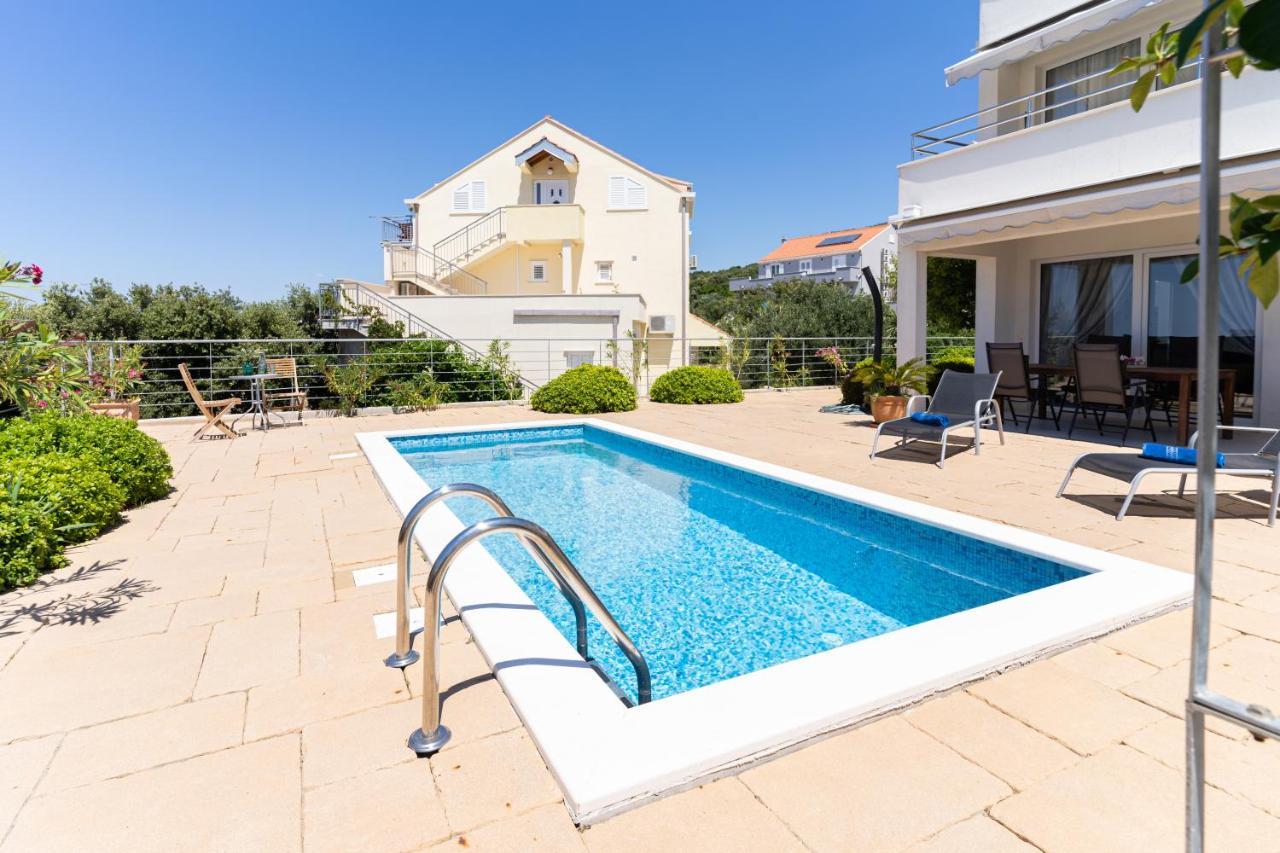 Lägenhet Sunnyhill With Private And Shared Pool *