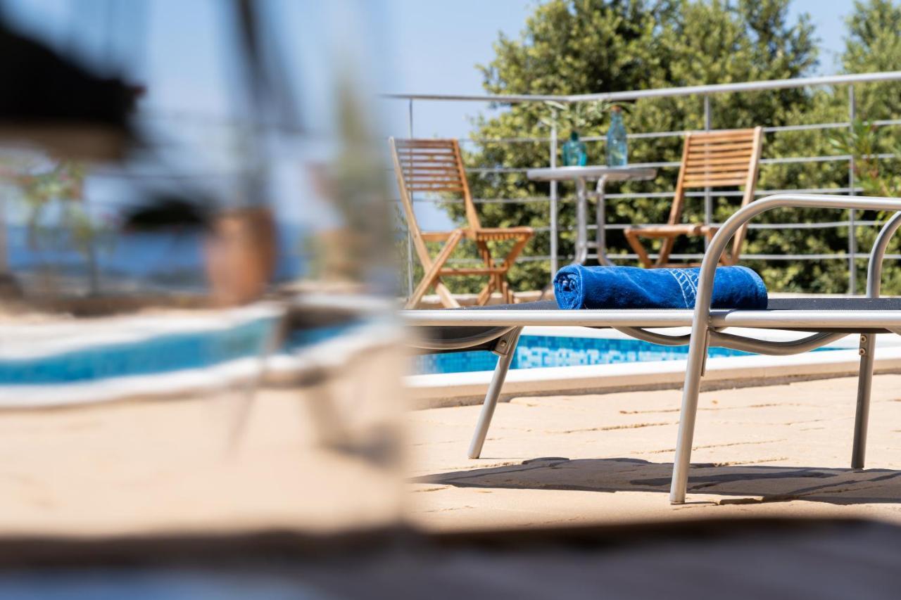 Lägenhet Sunnyhill With Private And Shared Pool