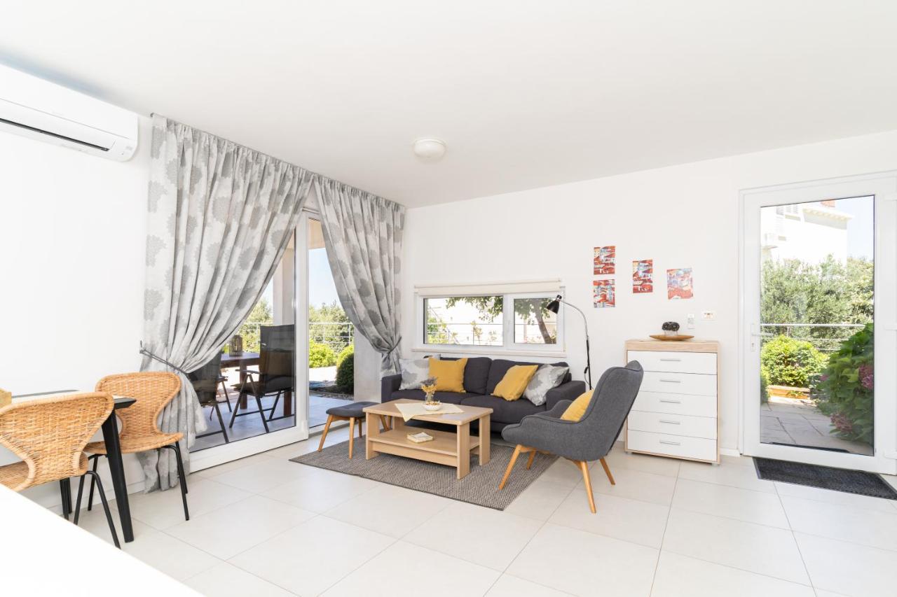 Lägenhet Sunnyhill With Private And Shared Pool *