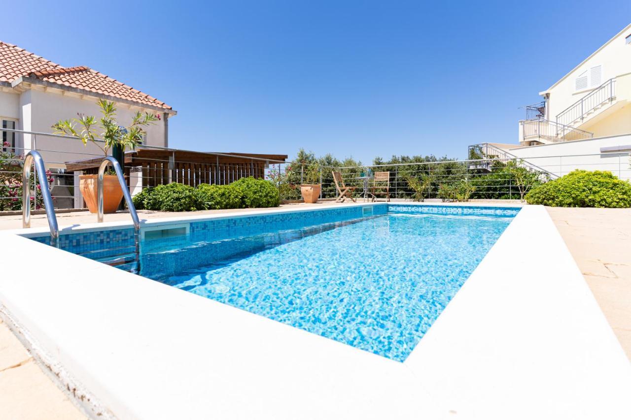 Lägenhet Sunnyhill With Private And Shared Pool